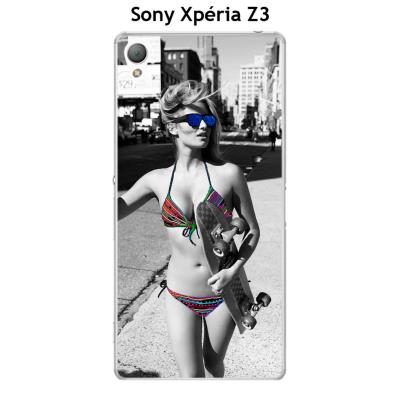 Coque Sony Xpéria Z3 design Femme sexy avec skate Noir & Blanc