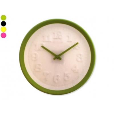 Horloge colorée cadran blanc avec chiffres en relief jaune deco maison design insolite