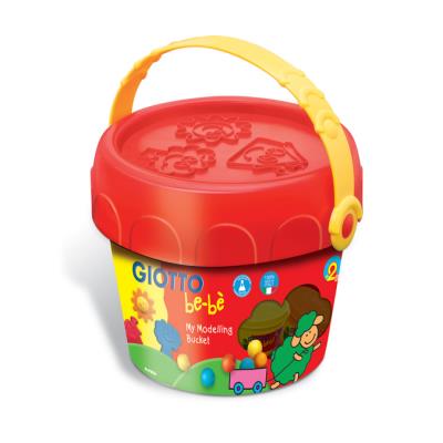 Pâte à modeler + accessoires dans un seau de rangement