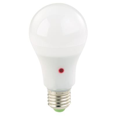 Pack de 4 ampoules LED E27 1000 lm avec détecteur d'obscurité - Blanc chaud