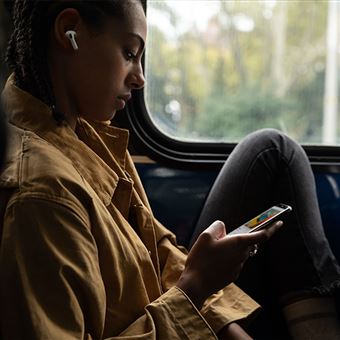 Apple AirPods Pro Blanc avec boîtier de charge MagSafe Ecouteurs sans fil True Wireless à réduction du bruit