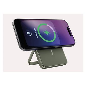 Magnetic Wireless Powerbank 5000mAh Dried Green - Fresh ''n Rebel - 2PBM5000DG.Compatible avec les iPhones MagSafe (iPhone 12 et modeles ulterieurs). Support iPhone integre.Conforme aux normes des compagnies aeriennes.