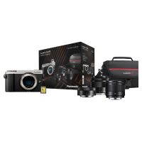 Pack Hybride Panasonic Lumix GX9 Argent + Objectif G Vario 12-32 mm f/3.5-5.6 Asph. Mega O.I.S. + Objectif G Vario 35-100 mm f/4.0-5.6 Asph. Mega O.I.S. + Objectif G 25 mm f/1.7 Asph. + Carte mémoire SD 16 Go + Fourre-tout