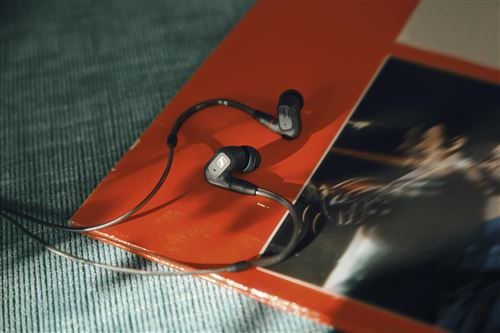 ゼンハイザー　イヤホン　SENNHEISER　IE300 Amazon.co.jp: Sennheiser ゼンハイザー 【国内正規品】 有線