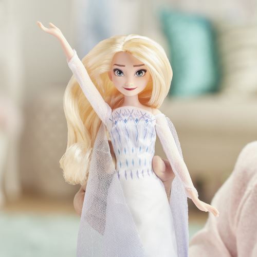 Hasbro Reine des Neiges Elsa Poupée chantante avec Musique dans Une