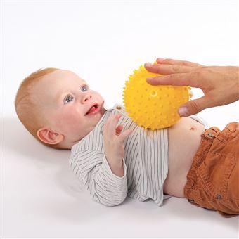 Adapté pour les enfants à partir de 10 mois, ce coffret de manipulation  propose un éventail de jeux d'éveil colorés.