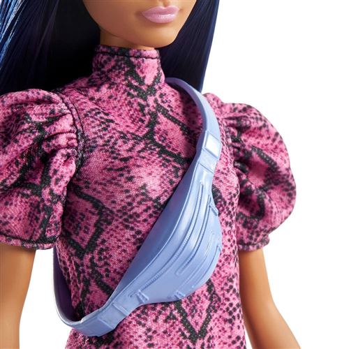 La Vraie Fille Ressemble à Une Poupée De Barbie Dans La Boutique En Vente  La Fille S'est Habillée Dans Des Vêtements Bleus Et Ros Image stock - Image  du mignon, gens: 114580831