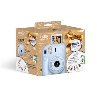 Un appareil photo Polaroid posé sur une pile de livres photo - Image