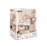 Espace soin, nuit et repas. Nombreux accessoires inclus : camera factice, baby phone electronique avec berceuses, thermometre, ... Pour poupon jusqu''a 42cm. Poupon non inclus.