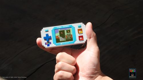 Silvergear® Console de Jeux Portable Pliable Retro | 240 Jeux Classiques Préinstallés | Mini Console Retrogaming | Écran 2,8 Pouces | Rouge