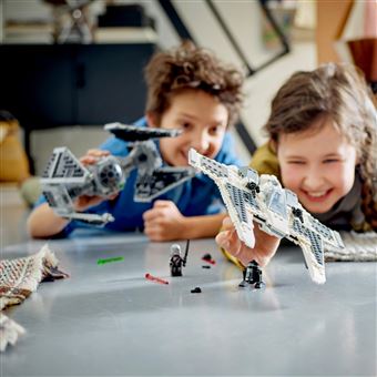 LEGO® Star Wars 75348 Le chasseur Fang Mandalorien contre le TIE Interceptor™