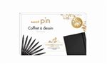 Coffret de 8 feutres uni-PIN ptes ass Noires - Un trace net et precis !Pointe calibree encre Super Ink : pigments inalterables, permanent, resiste a l''eau et a la lumiere. Precision du trait + 1 carnet a dessin logote uni-PIN