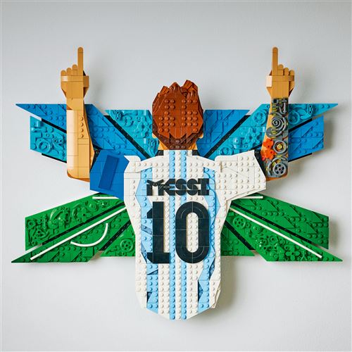 https://static.fnac-static.com/multimedia/Images/FR/MDM/f3/d3/be/29283315/1520-7/tsp20260603090417/LEGO-Editions-Football-43018-Lionel-Mei-La-celebration.jpg