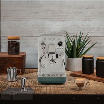 Machine a cafe Expresso, pression 15 bars, manometre, ecran LCD, buse vapeur et eau chaude, systeme de chauffe 3 Thermoblocks, reservoir d''eau amovible 1,7 L, chauffe tasse passif