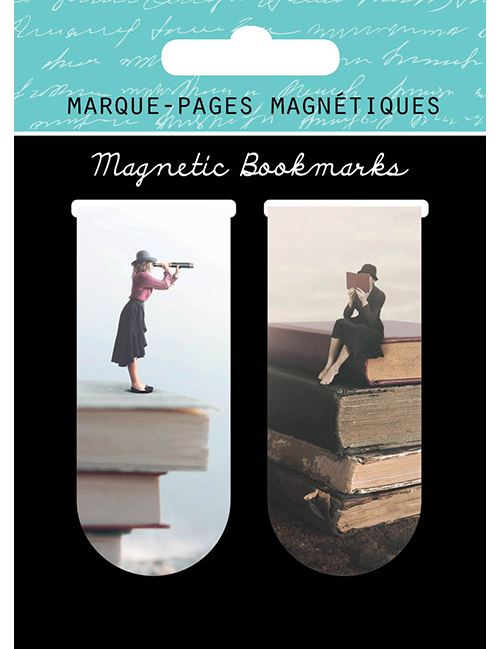 MPAGES MAGNETIQUE FEMME SUR DES LIVRES