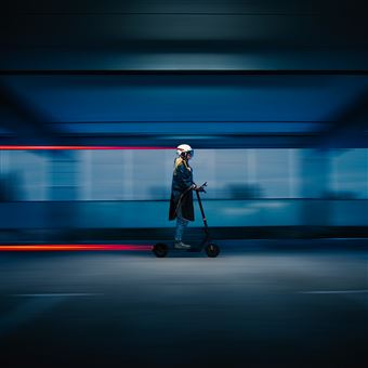 CASR Glow - Casque Vélo LED Avec Clignotants - Visière XL, Télécommande - Design Urbain Ivoire - Taille M