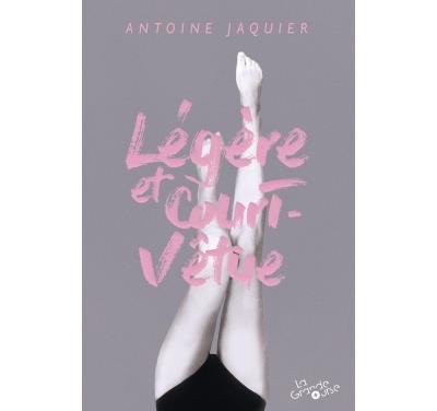 Légère et court-vêtue