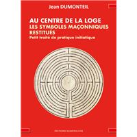 Au centre de la loge, les symboles maçonniques restitués