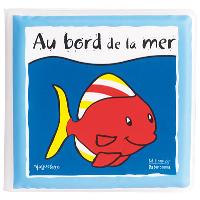 Au bord de la mer, le bernard l'ermite se cache dans sa coquille