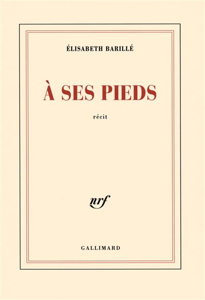 À ses pieds