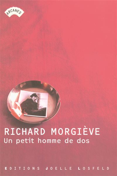 Un petit homme de dos