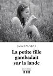 La petite fille gambadait sur la lande