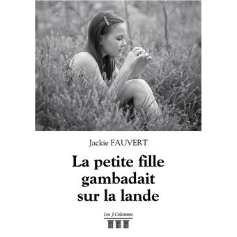 La petite fille gambadait sur la lande