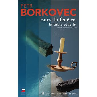 Entre la fenêtre, la table et le lit