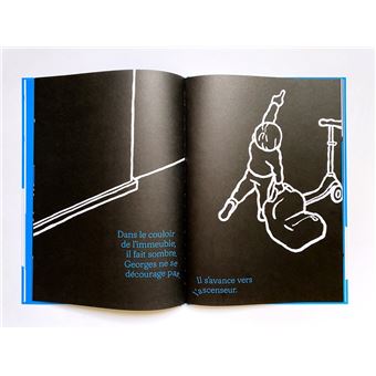 La flaque d'eau bleue