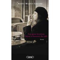 Les gens heureux lisent et boivent du café