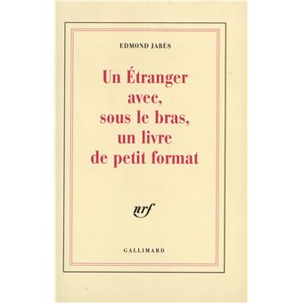 Un Étranger avec, sous le bras, un livre de petit format - 1