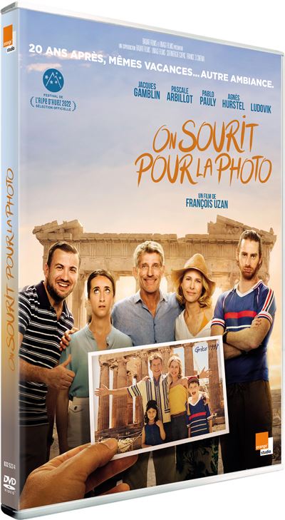 On sourit pour la photo DVD