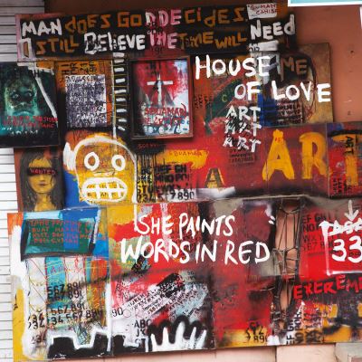 She Paints Words In Red Vinyle coloré