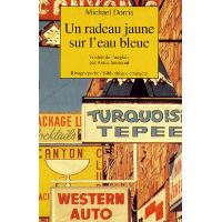 Un radeau jaune sur l'eau bleue