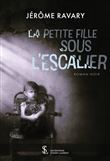 La petite fille sous l’escalier