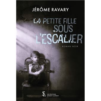 La petite fille sous l’escalier