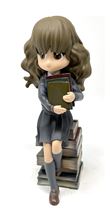 Figurine Hermione Granger pile de grimoires