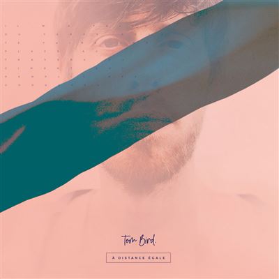 A distance égale