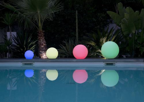 Boule lumineuse piscine LED multicolore sans fil - Home Piscine - Home  Piscine, expert piscine
