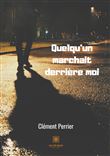 Quelqu'un marchait derrière moi