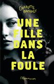 Une fille dans la foule