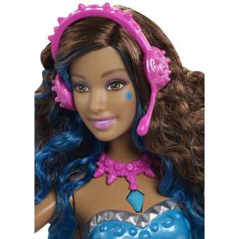 Une Princesse Barbie Royale Dans Une Robe Scintillante Rose Et