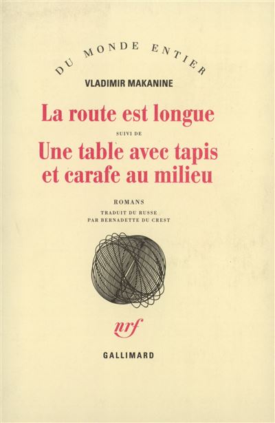 La Route est longue / Une table avec tapis et carafe au milieu