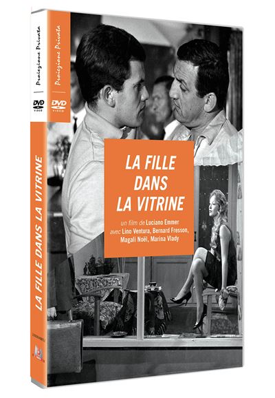 Fille dans la vitrine