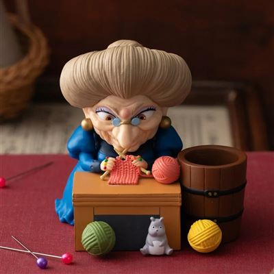 Figurine pot à crayon Le Voyage de Chihiro Yubaba tricote