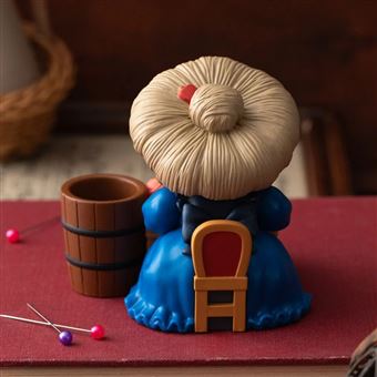 Figurine pot à crayon Le Voyage de Chihiro Yubaba tricote