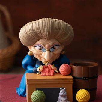 Figurine pot à crayon Le Voyage de Chihiro Yubaba tricote