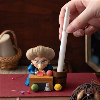 Figurine pot à crayon Le Voyage de Chihiro Yubaba tricote