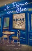 La femme en bleu assise à la terrasse du café
