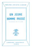 Un jeune homme presse